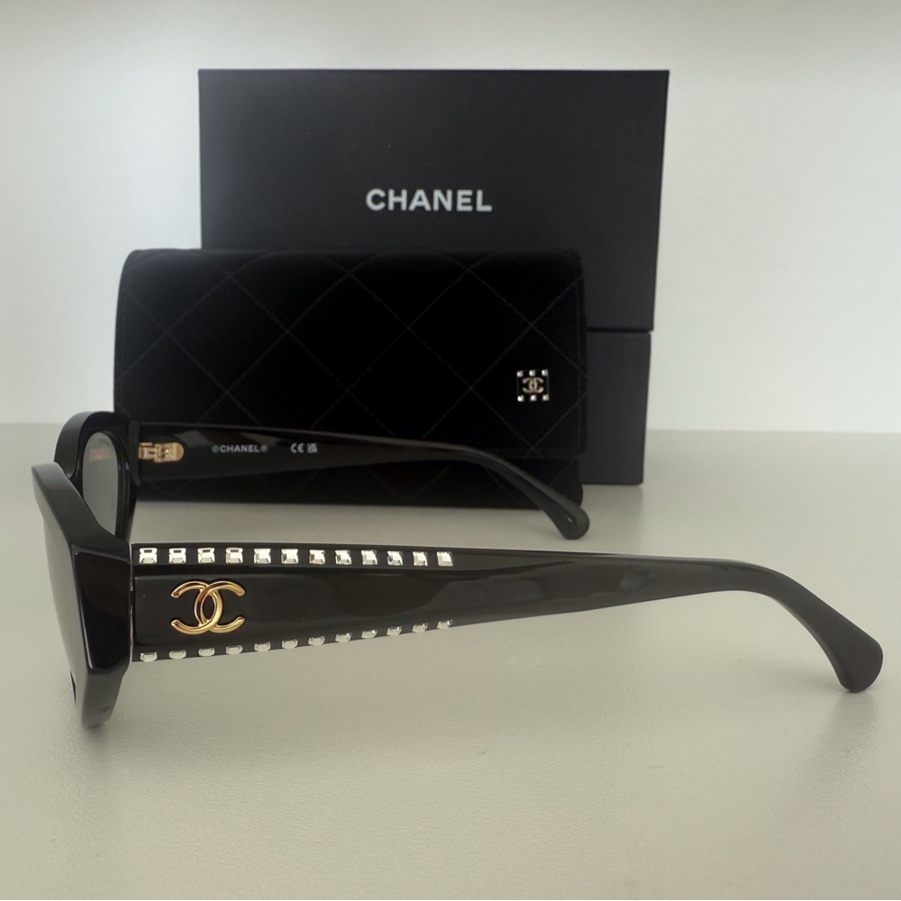CHANEL Cat eye sunglasses strass black